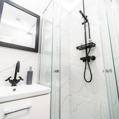 Łazienka - kabina prysznicowa- realizacja projektu mieszkania na ul. Lokatorskiej w Łodzi.