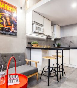 Salon i kuchnia - ujęcie z biurka- realizacja projektu mieszkania na ul. Żeligowskiego w Łodzi.